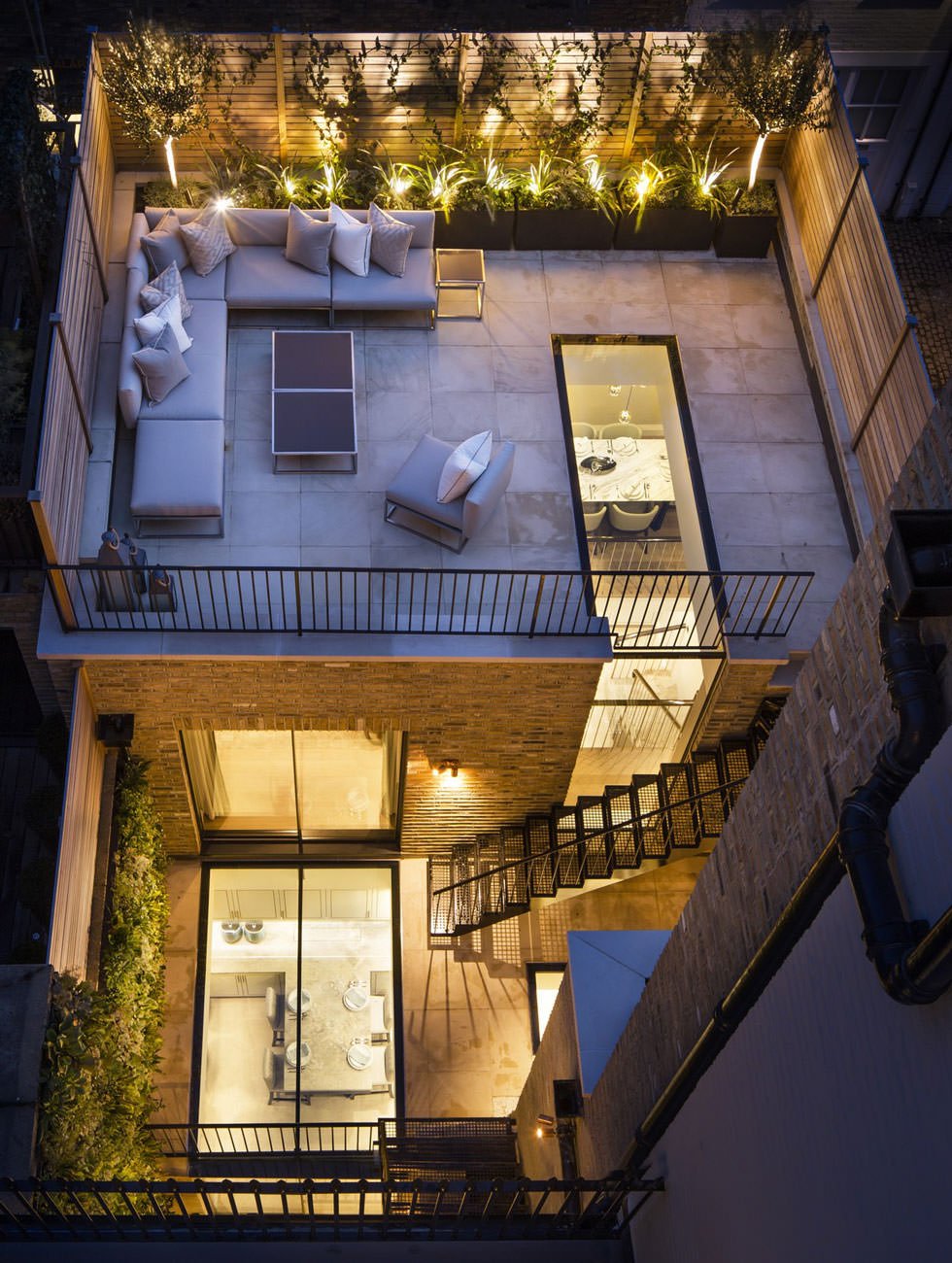 Stupenda idea per questo terrazzo con pavimento in vetro che fa passare la luce nella casa e permette la vista all'interno della casa - idee piastrelle per terrazzi esterni, stile moderno