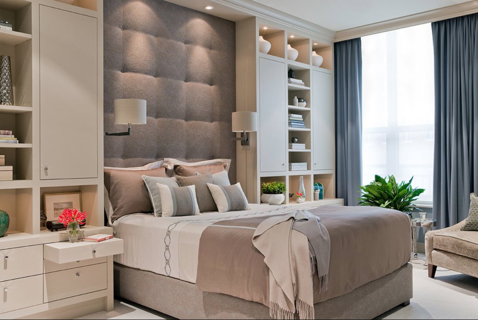 Camera da letto classica molto elegante e raffinata - colori neutri della terra - illuminazione con faretti da incasso e lampadari