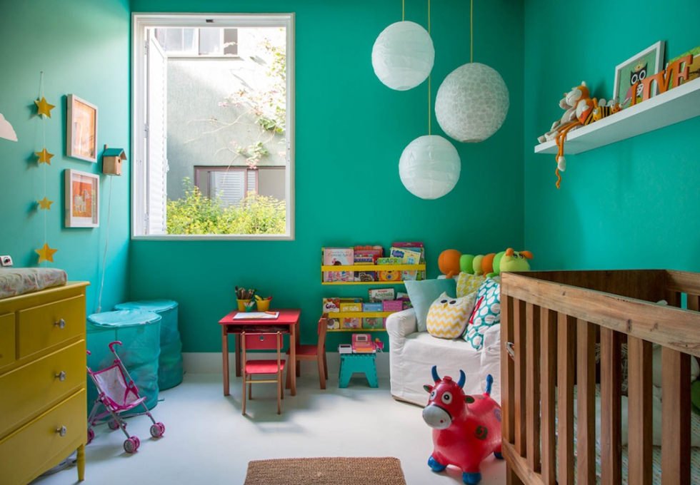 Immagine stanzetta neonato con le pareti verde turchese con vari decorazioni ludiche e colorate per sedurre il bambino - stile moderno - immagine per camerette neonati