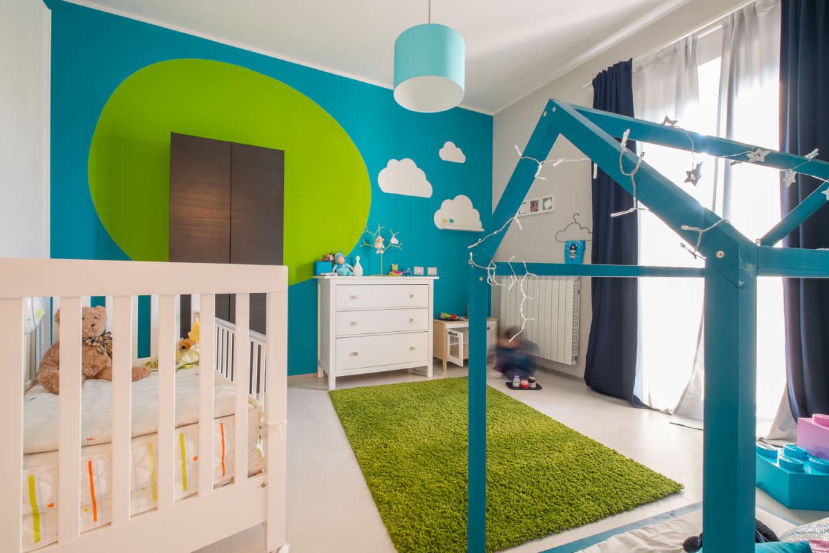 Stanza neonato, stile moderno, con le pareti colore blu turchese - presenti sia lettino classico con le sbarre che lettino Montessori
