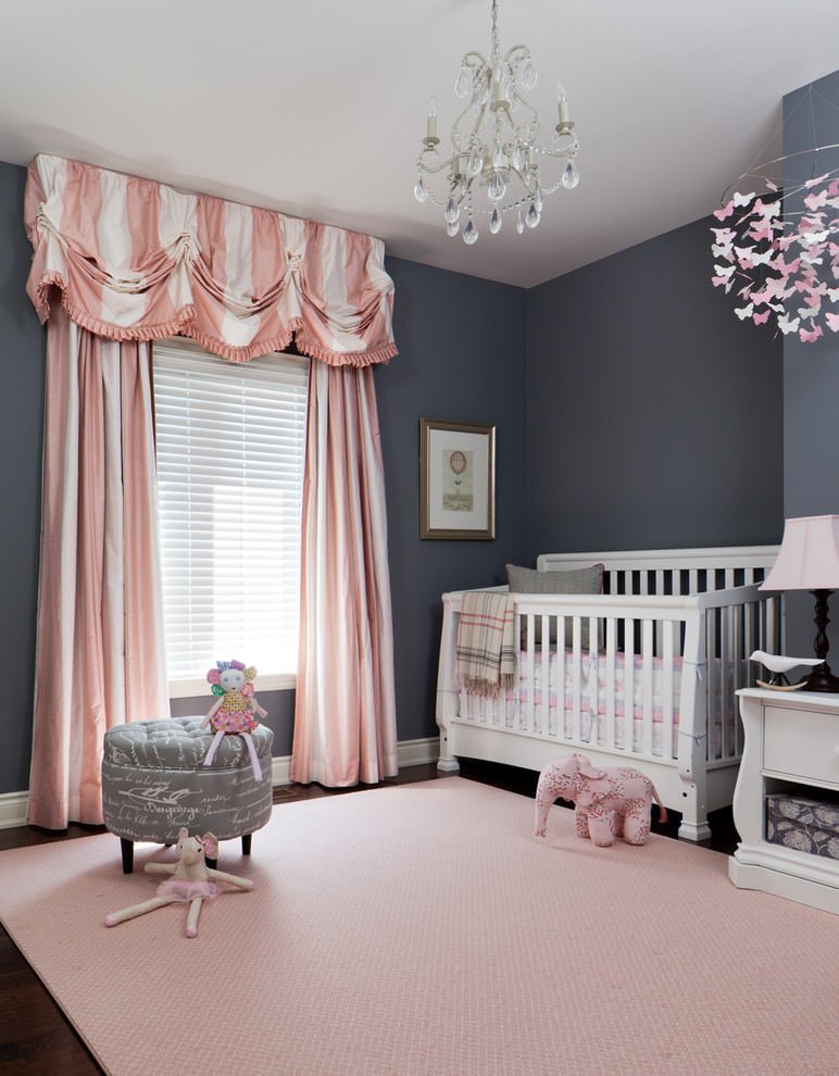 Particolare stanza per neonata con le pareti dipinte in grigio scuro, che fa da sfondo per colori più allegri come il rosa e il bianco - idee cameretta moderna per neonati