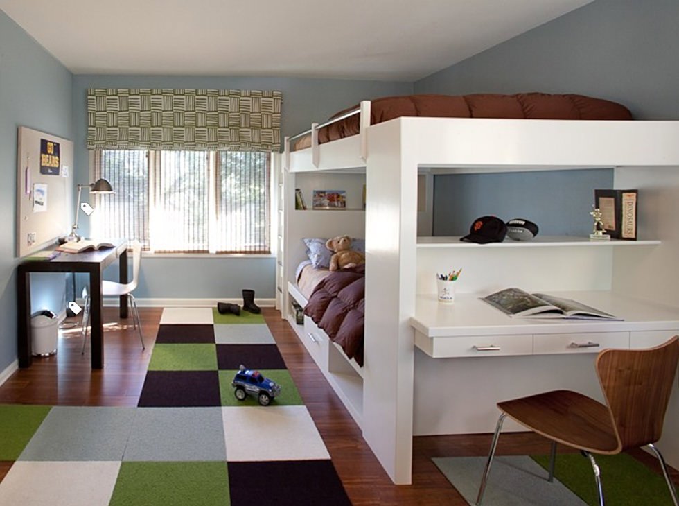 Idea piccola cameretta condivisa da due fratelli con spazio per studiare - pareti colore blu abbinato al pavimento in legno marrone scuro - idee camerette bambini