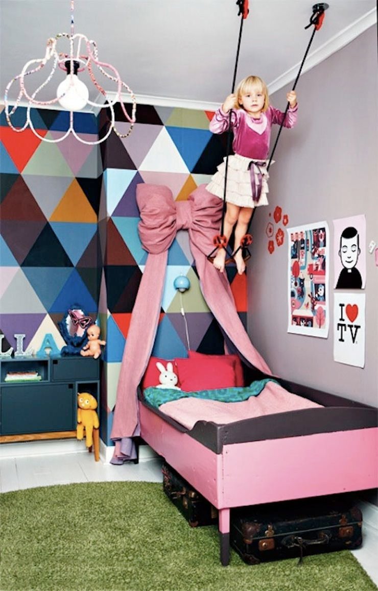 Particolare stanza per una bambina nello stile boho chic, con un trapezio per muoversi e divertirsi - camera decorata con vari trame, materiali e colori