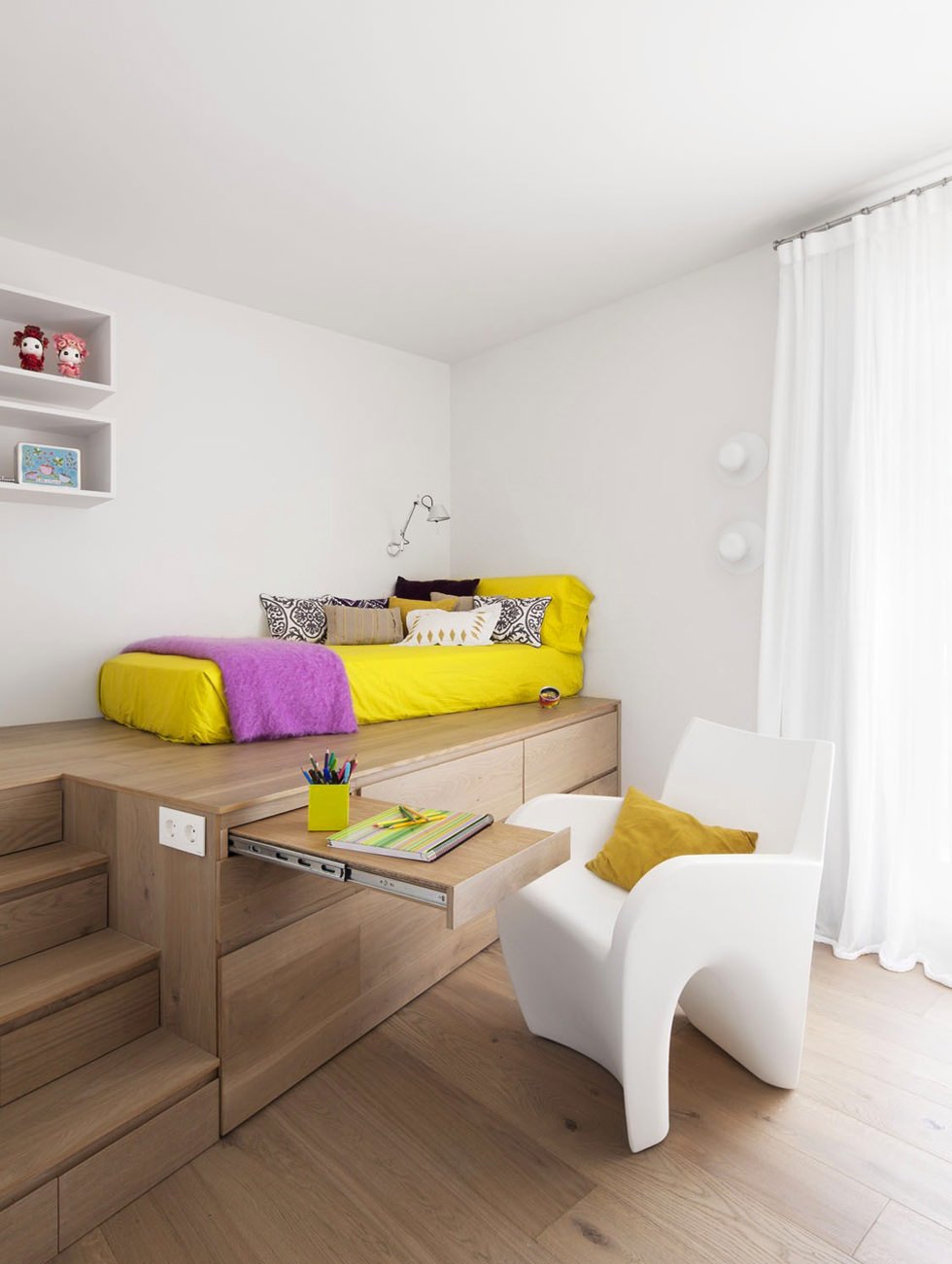 Design stanza per bambini pratica e funzionale con il letto posizionato sopra un mobile in legno che fa da armadio e anche da scrivania - semplice, funzionale e affascinante