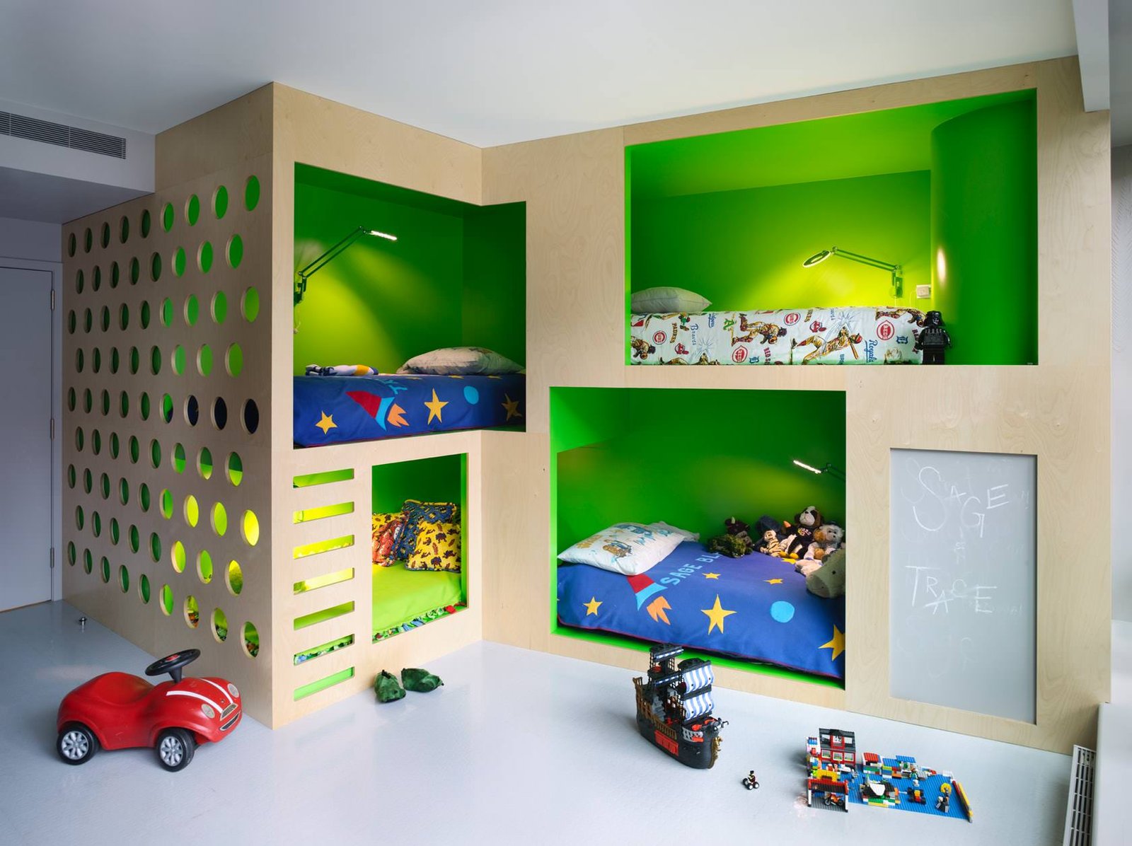 Una stanza divertente e colorata, realizzata su misura, per i 4 figli di una famiglia - uno spazio perfetto per riposare e giocare