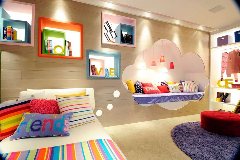 Idee camera per ragazzi, stile moderno, del design molto particolare e molto colorata - illuminazione soffitto e varie nicchie luminose