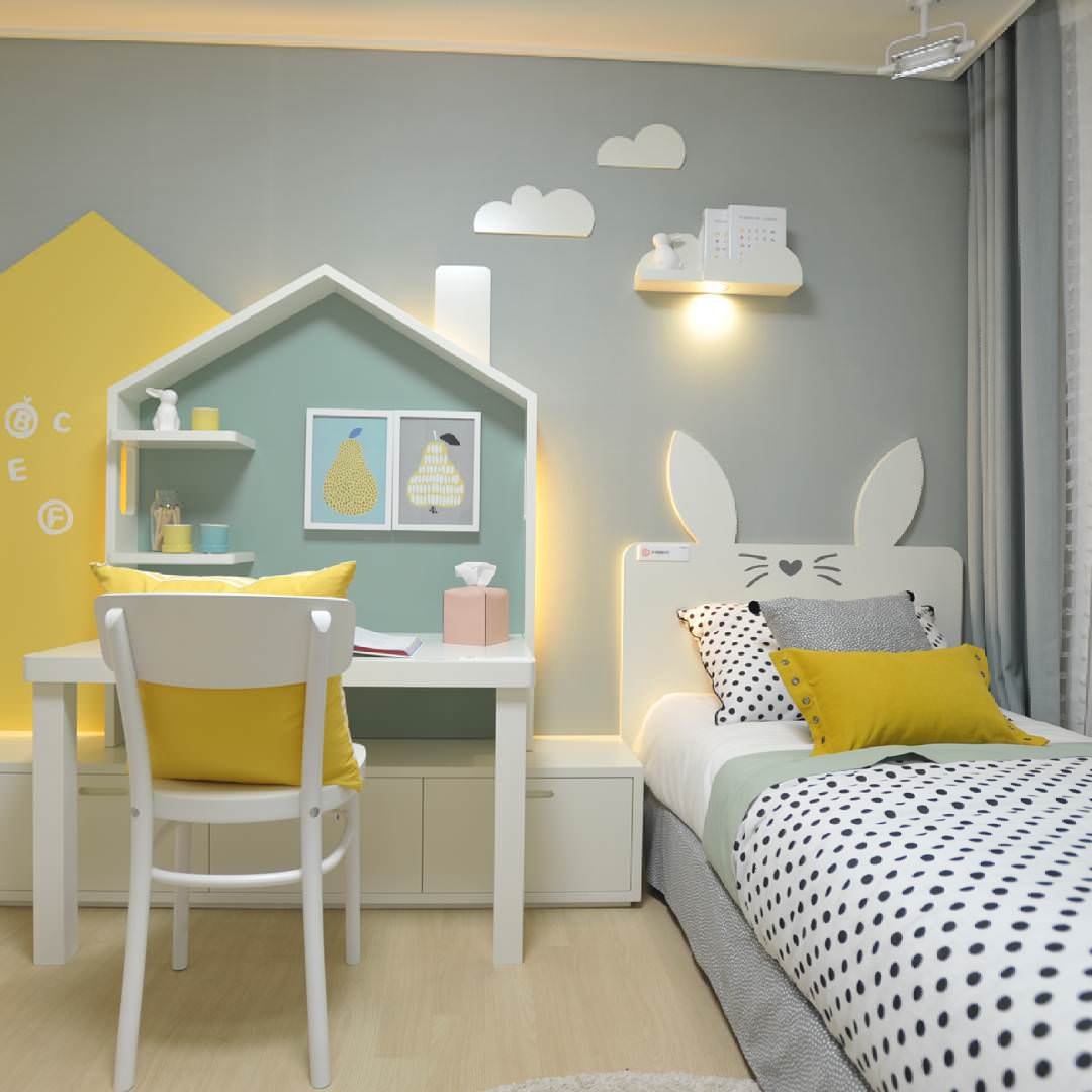 Stupenda stanza bambino, allegra e colorata in giallo, blu e grigio - illuminazione con lampada particolare e strisce a led