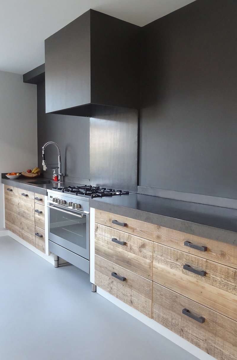 Stupenda cucina moderna in muratura, stile maschile minimal - top in cemento, cassetti e sportelli in legno grezzo noce - parete paraschizzi colore nero