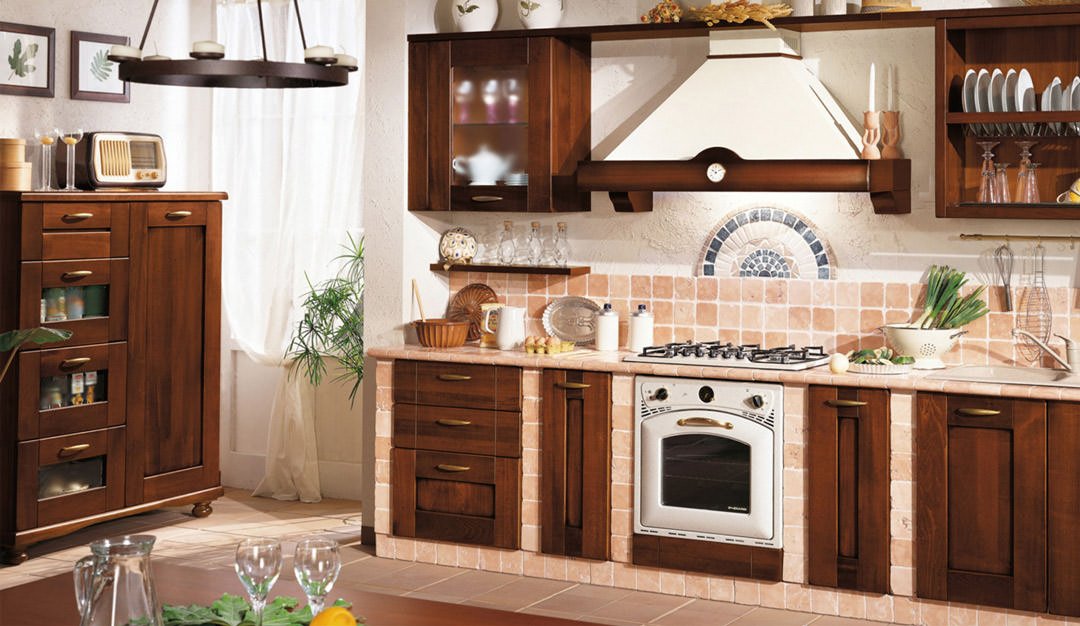Progetto cucina muratura classica - pavimenti e rivestimenti in cotto e mobili in legno scuro