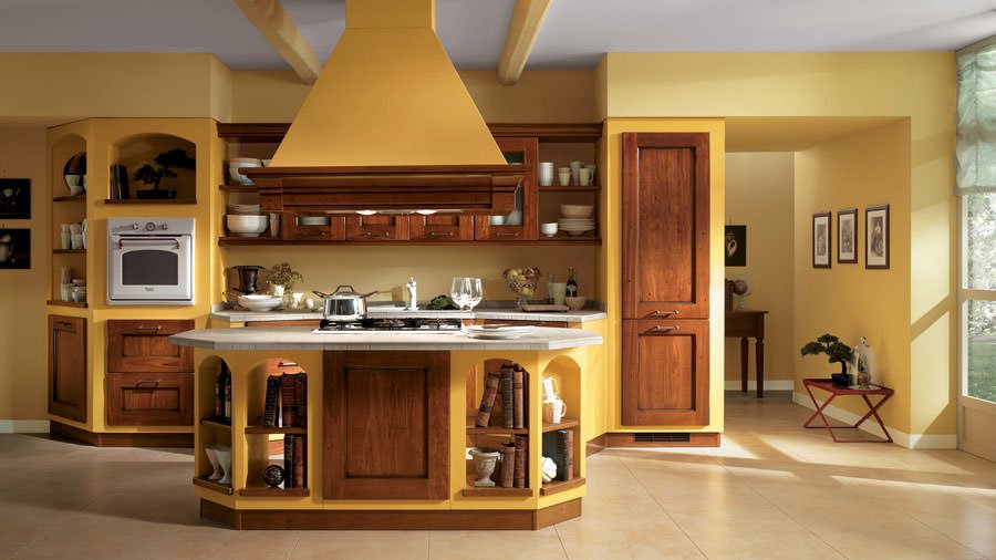 Progetto cucina in muratura stile classico con isola centrale - pareti di colore giallo abbinati perfettamente al legno