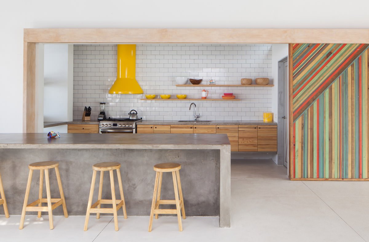 Idea cucina con struttura muraria, moderna e colorata - isola centrale in cemento