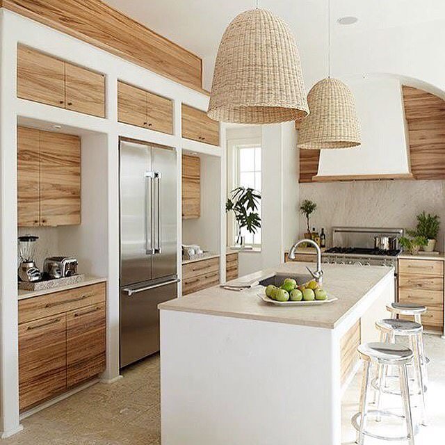 Design cucina in muratura moderna con isola centrale - bianco, legno, marmo e acciaio