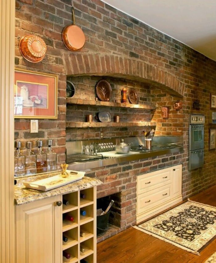 Particolare cucina in mattoni su una parete - stile rustico abbinato a elementi moderni - grande spazio per cucinare - idee progetti cucine rustiche