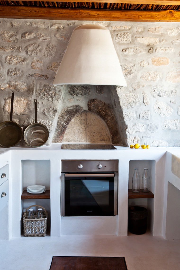 Idea cucina in muratura piccola, stile rustico ben rifinito - semplice ma di grande impatto - idee piccole cucine rustiche
