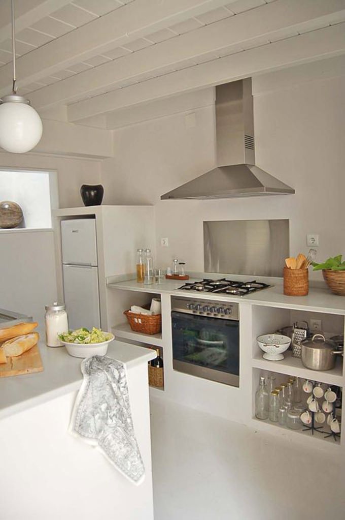 Piccola cucina in muratura total white - non sono stati utilizzati sportelli o cassetti, quindi oggetti in vista