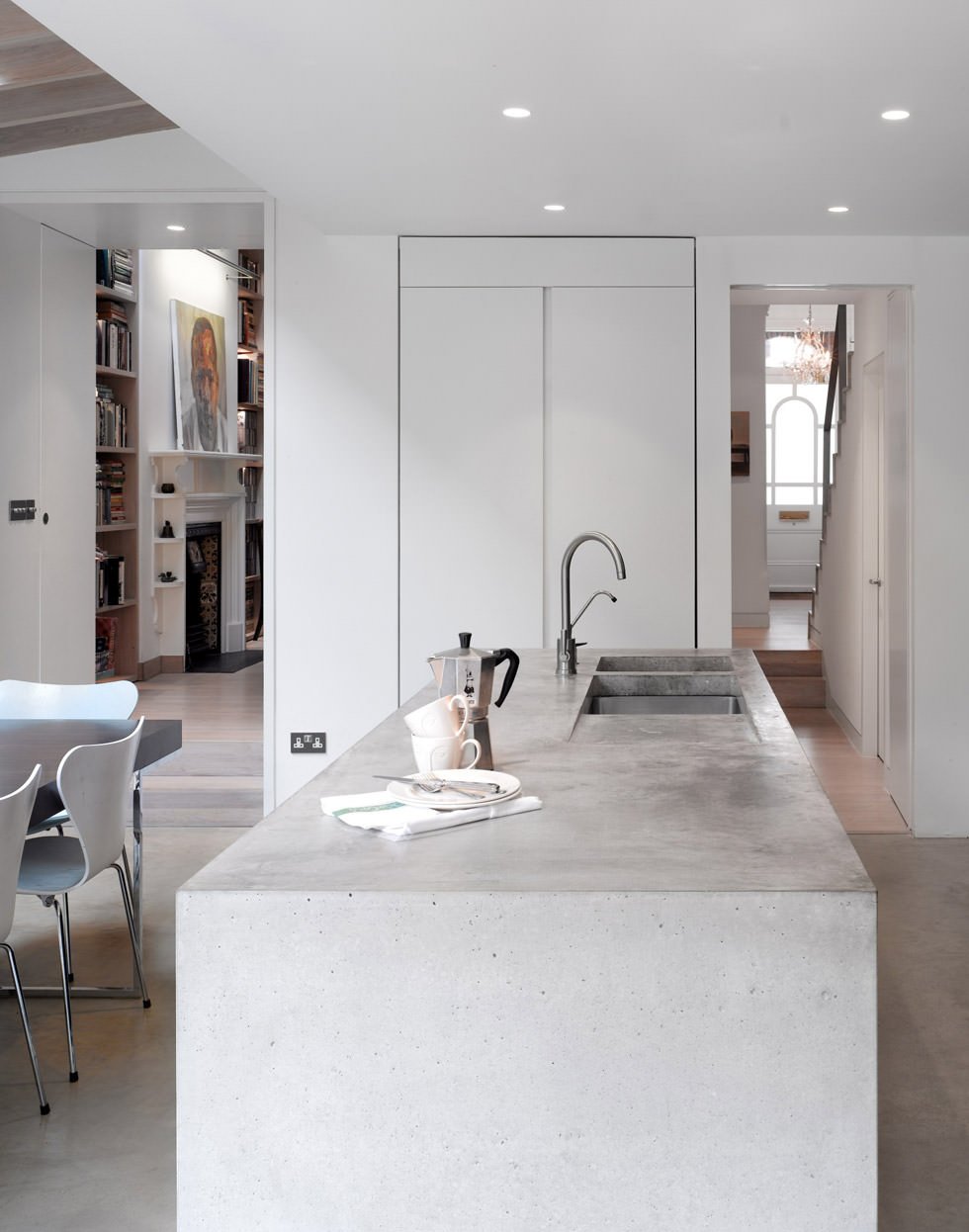 Isola cucina in cemento, stile maschile, moderno e lineare