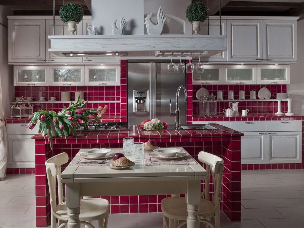 Top in piastrelle di ceramica 10x10 cm, colore rosso viola, per questa cucina in muratura stile classico con isola centrale. Per rivestimento e paraschizzi sono utilizzate le stesse piastrelle