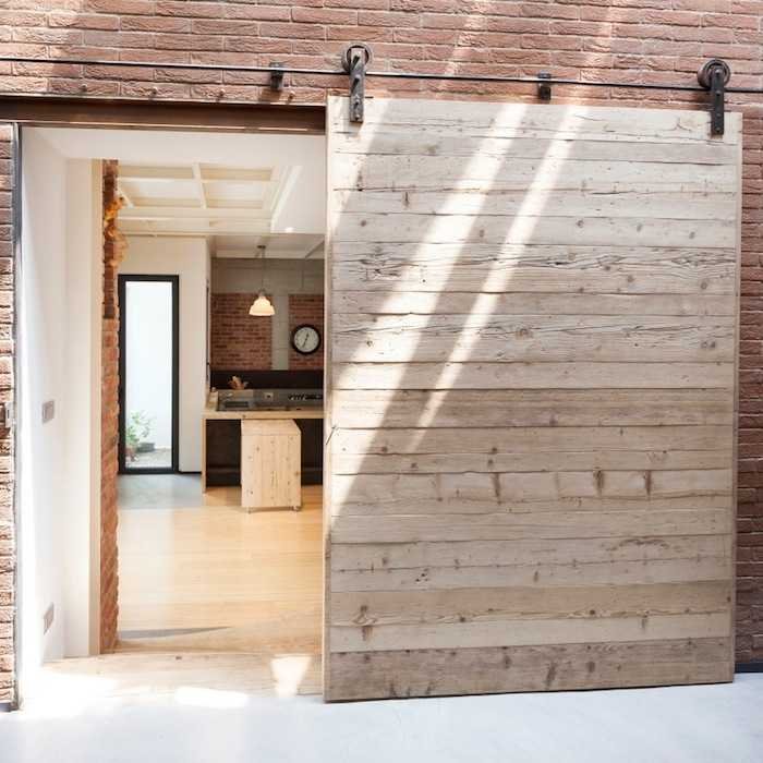 Design cucina Milano I, stile rustico - porta scorrevole in legno con binari in ferro