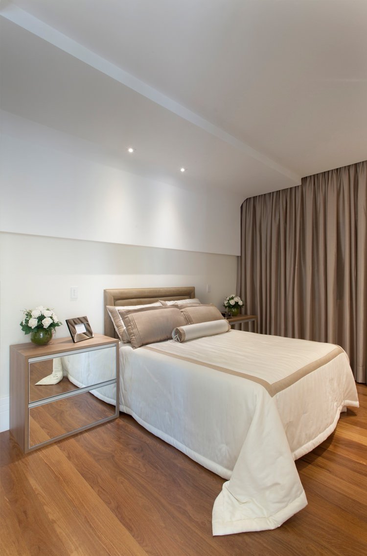 Idee camera da letto contemporanea molto elegante e raffinata nei toni bianco e marrone, pavimenti in legno e controsoffitti in cartongesso - costi materiali e prezzi manodopera