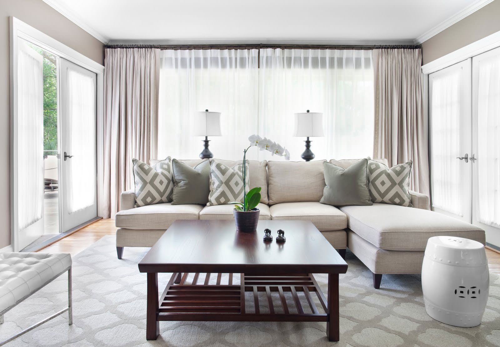 Stupendo soggiorno moderno contemporaneo con grandi finestre colore bianco di alta qualità - Guida all'acquisto e costi finestre pvc - prezzi infissi pvc