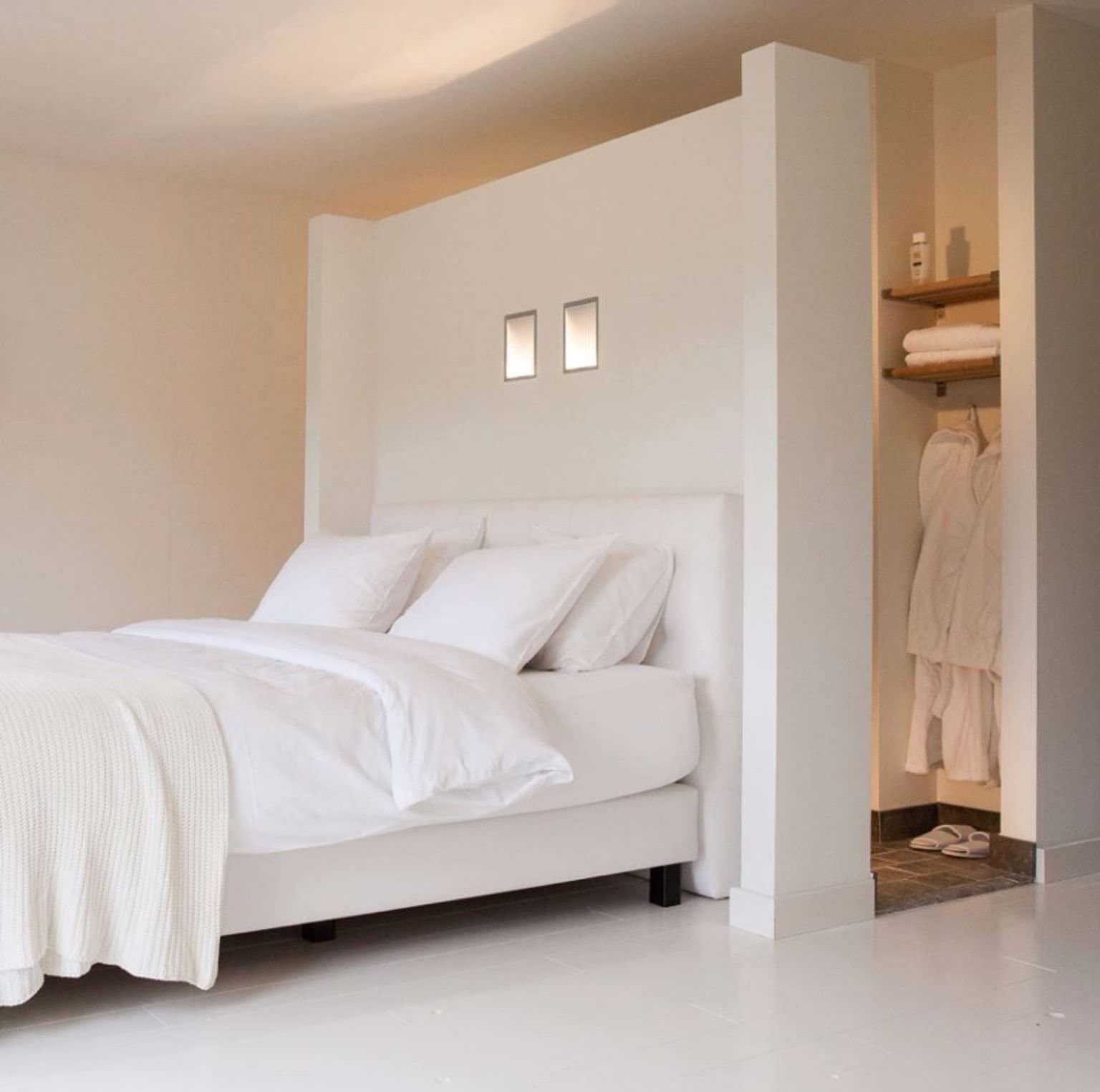 Idee camera da letto con parete divisorio in cartongesso, perfetto per dividere una cabina armadio ma anche un piccolo bagno / doccia. Elegante e funzionale.
