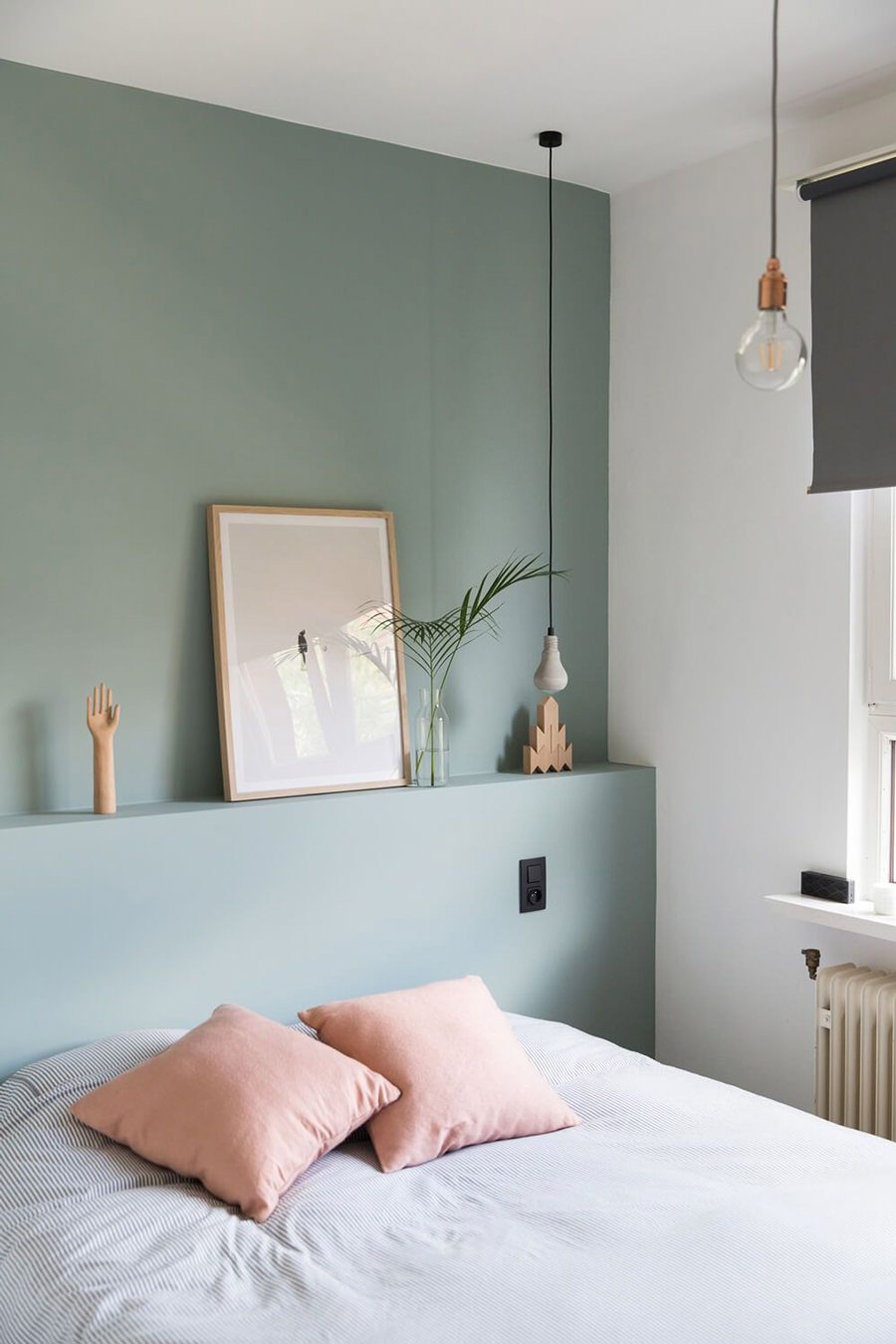 Elegante camera da letto verde acqua con piccola testiera in cartongesso che fa anche da mensola per vari oggetti decorativi. Stile contemporaneo, elegante e femminile. 