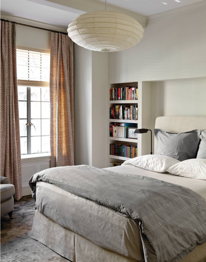Piccola camera da letto con nicchia per la testiera e libreria in cartongesso. Stile contemporaneo, semplice ed elegante.