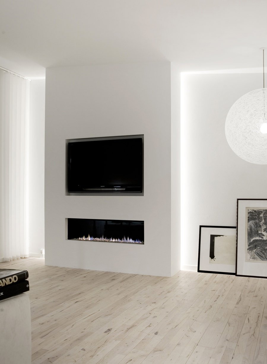 Stupenda parete in cartongesso con camino, tv e tagli di luce a led in soggiorno moderno dall’eleganza essenziale.