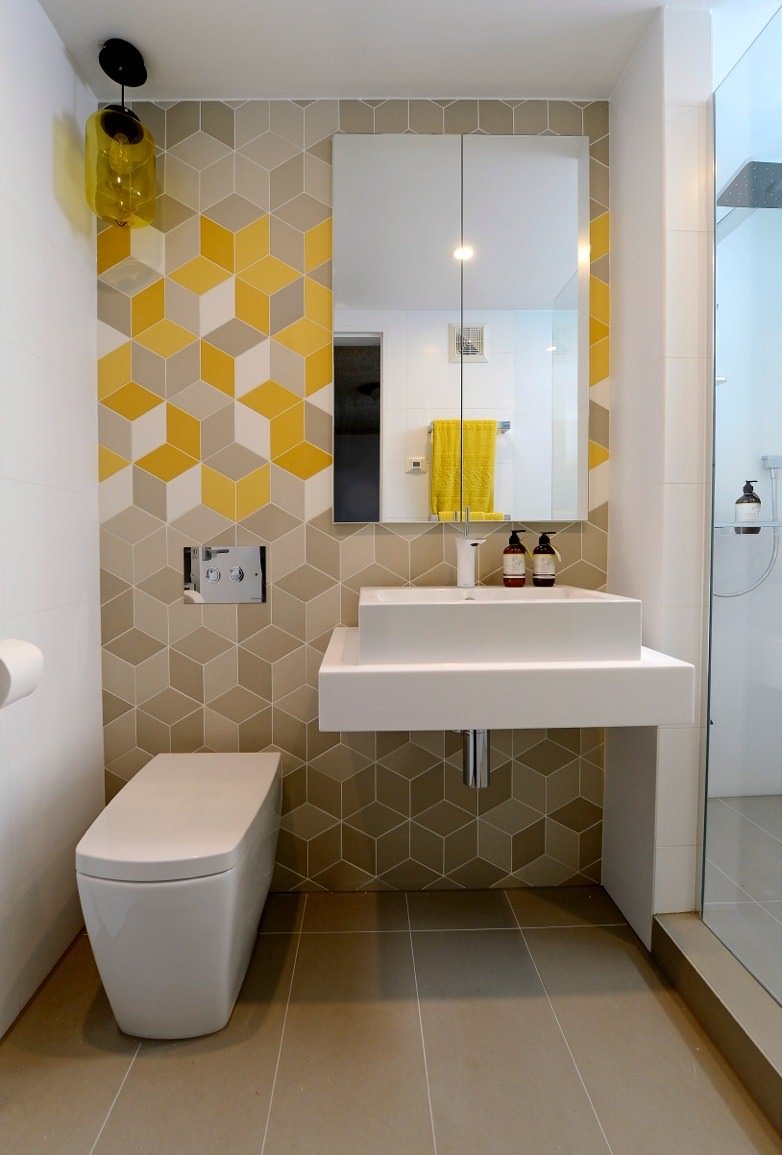 Piccolo bagno con motivi geometrici in colori bianco, beige e arancione