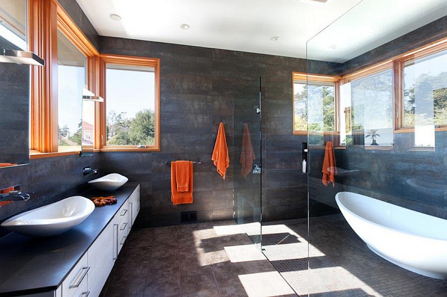 Design e stile per un bagno scuro con accenti arancioni