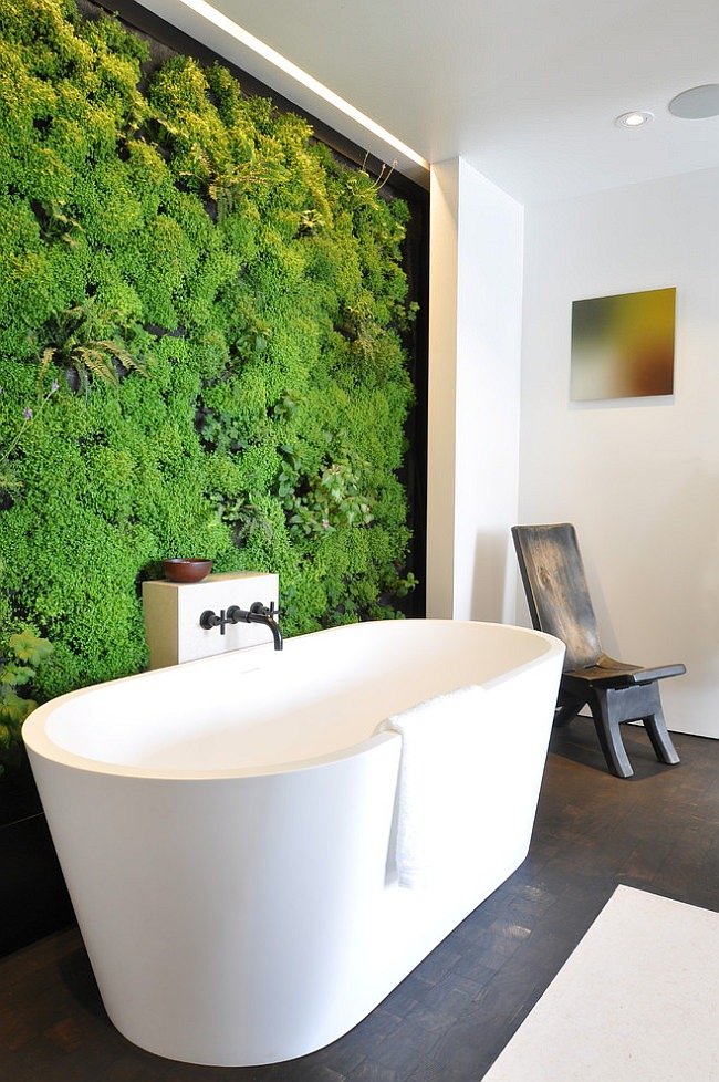 Una bella parete vivente che porterà il dramma e la bontà naturale all'interno del vostro bagno moderno - idea molto particolare, minimal di grande effetto