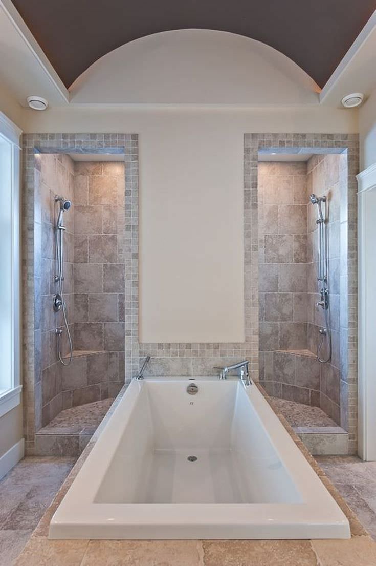 Bagno classico e spazioso con la vasca posizionata in mezzo e la muratura crea una nicchia per la doccia, contribuendo alla definizione architettonica dell'ambiente - soluzioni ristrutturazione bagni classici