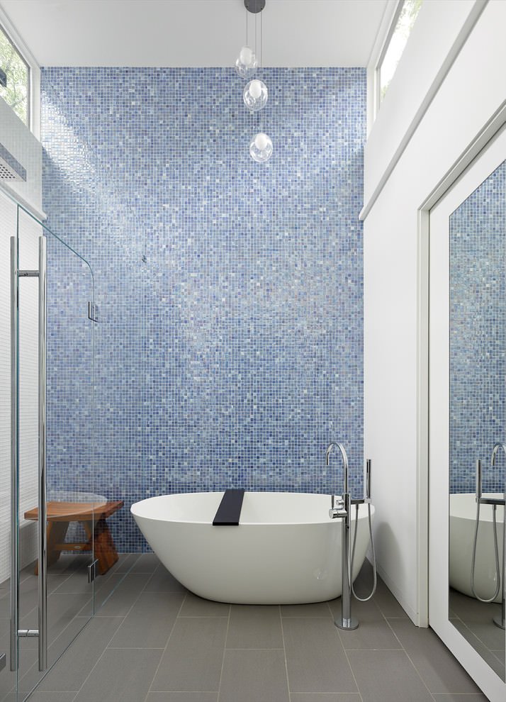 Bagno moderno minimal con la parete centrale rivestito con mosaico blu