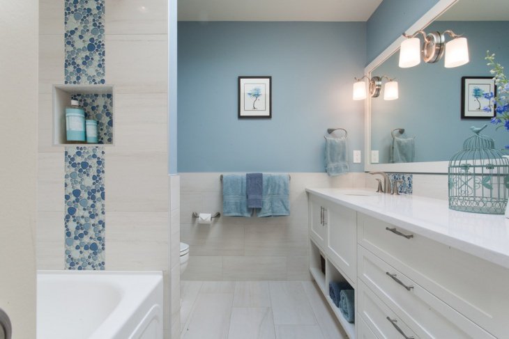 Piastrelle colorate sulla parete della vasca - Accessori bagno bianco e blu