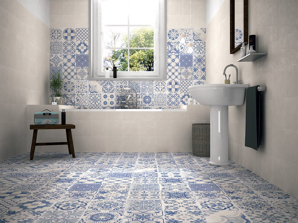 Bagno con piastrelle bianco e blu - modello Patchwork per pavimento e rivestimento sopra la vasca