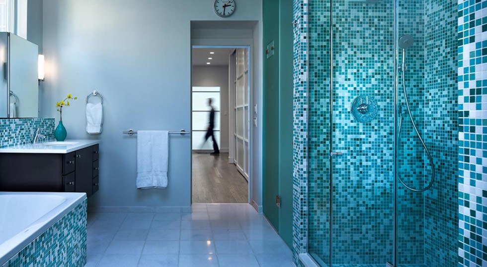 Immagine bagno con rivestimenti in mosaico - idee bagni moderni contemporanei - Start Preventivi