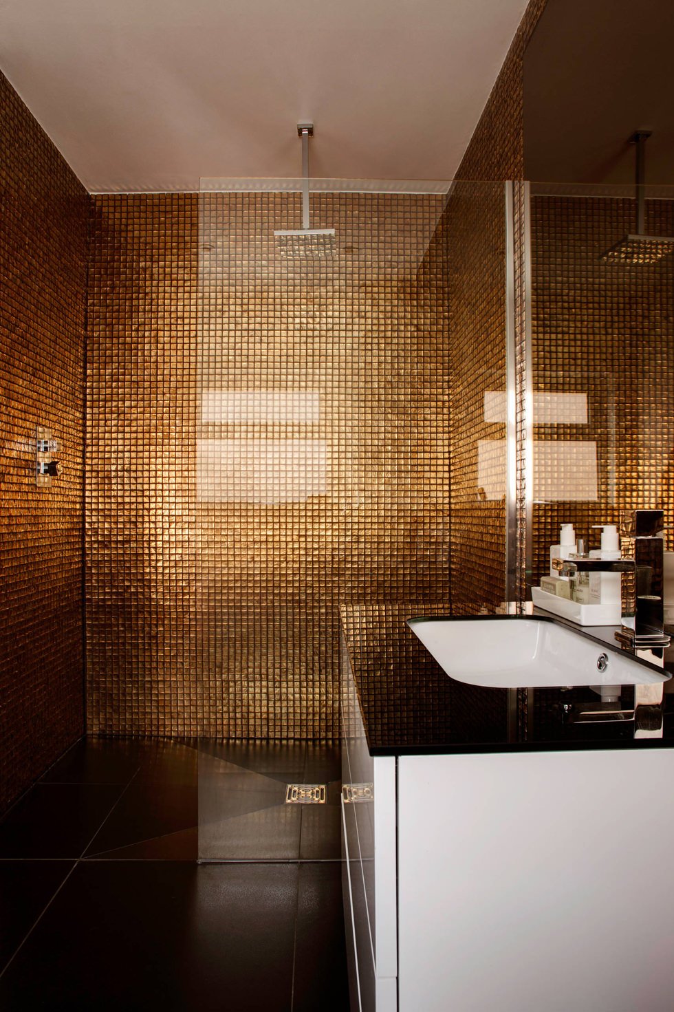 Design bagno moderno ed elegante, con mosaico metallico di colore marrone bronzo