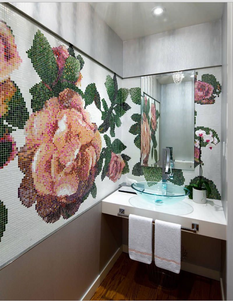 Piccolo bagno femminile di lusso con le pareti rivestite con mosaici a motivo floreale firmati Bisazza