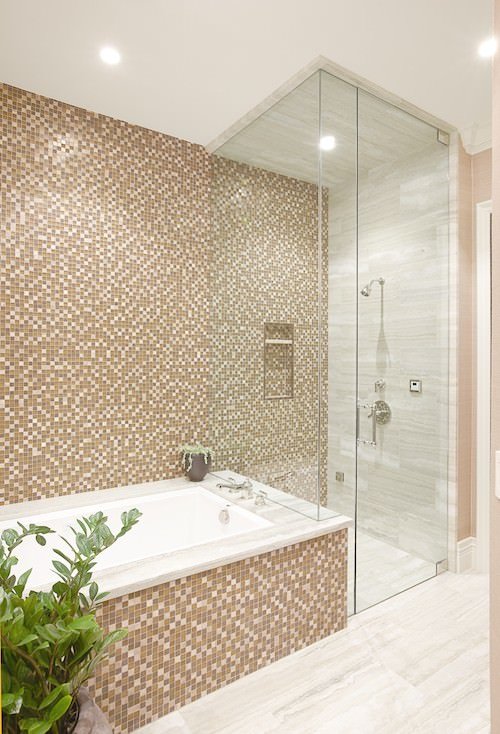 Immagine bagno contemporaneo con vasca e doccia