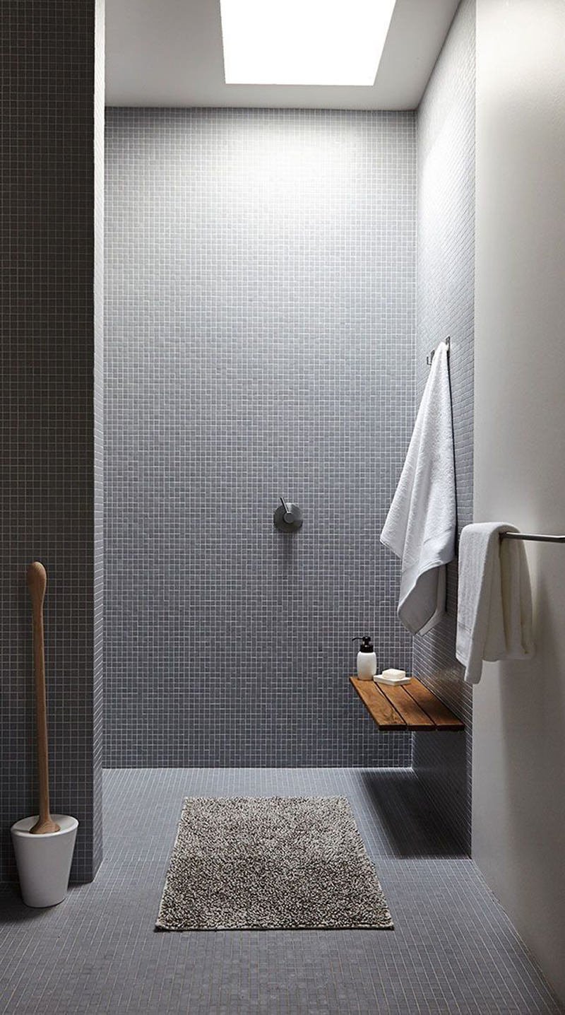 Immagine bagno minimal con rivestimento doccia e pavimento in mosaico di colore grigio - illuminazione dal soffitto