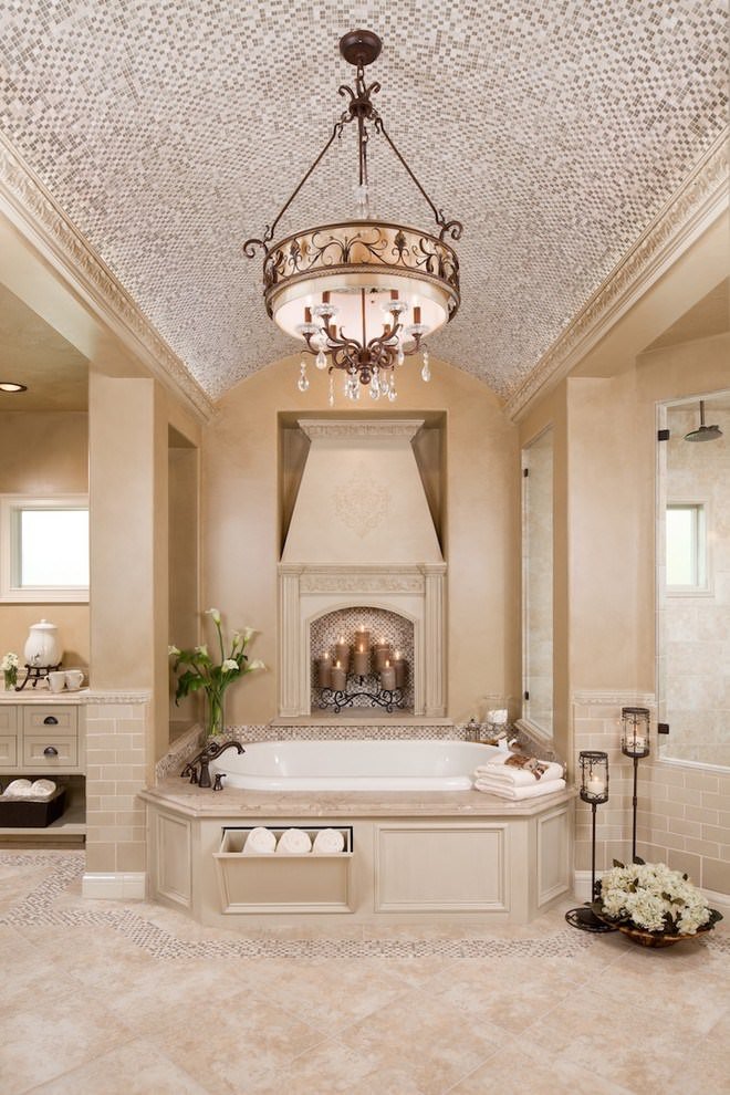 Particolare bagno classico con soffitto e alcuni dettagli in mosaico - colori crema e marrone chiaro