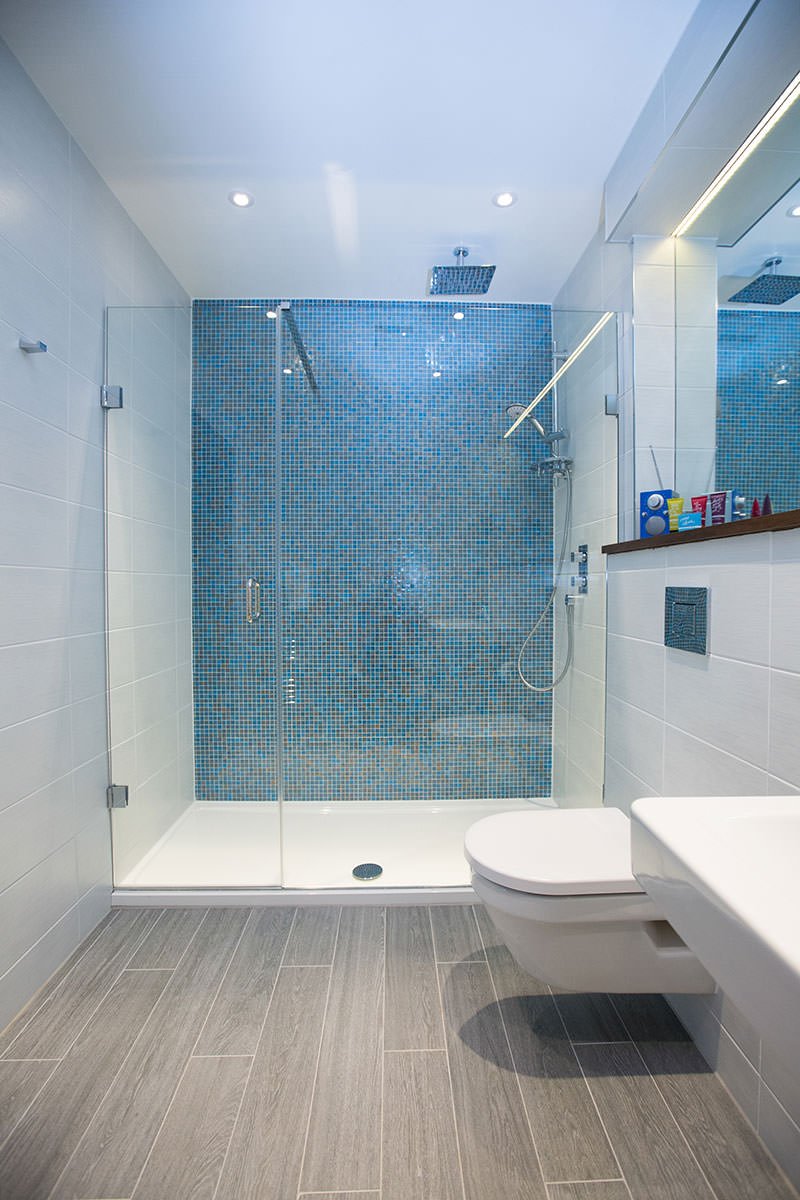 Idee bagni moderni con rivestimenti in mosaico blu