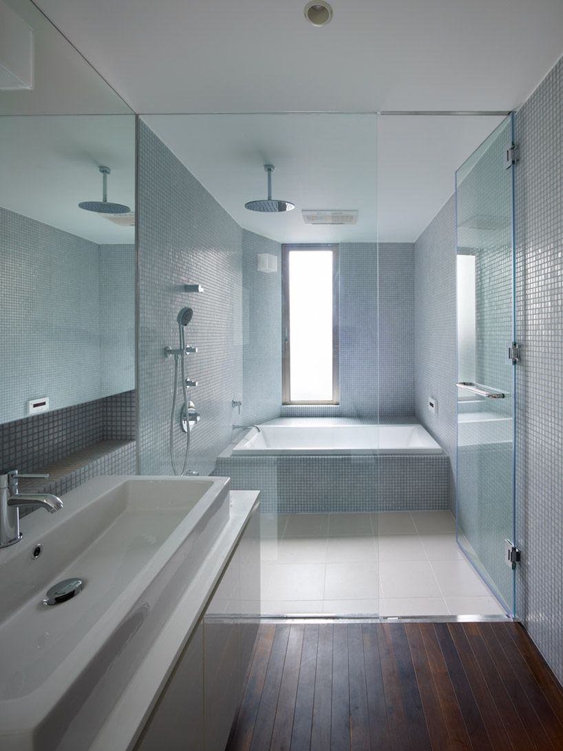 Idee per bagni contemporanei con doccia e vasca