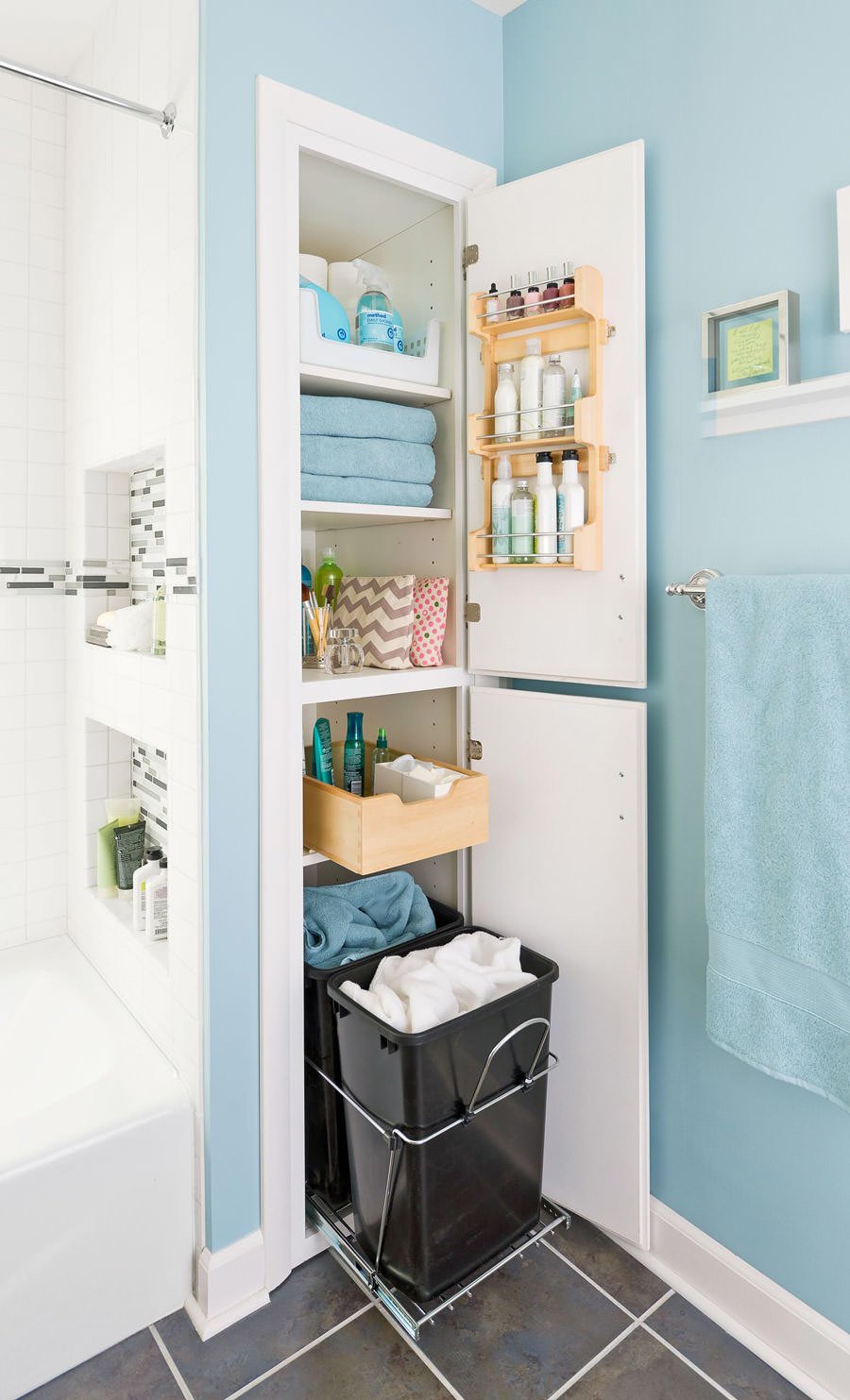 Image built-in cupboard built next to the tub and closed with a door thus becoming a useful roof rack.  Useful and functional idea