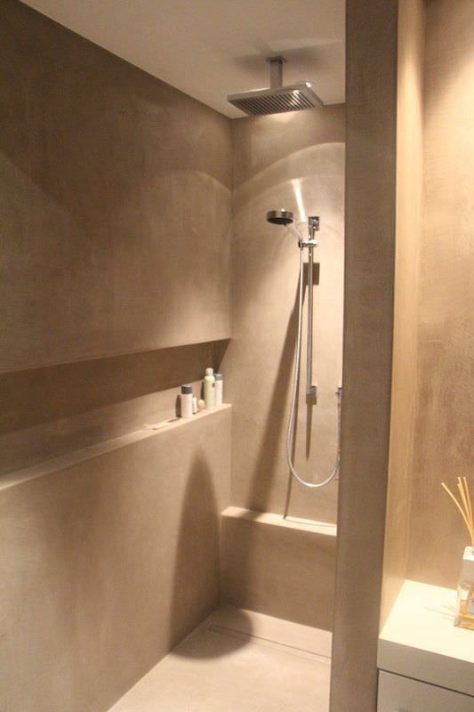 Superb masonry bathroom with long and functional niche made in the shower.  Resin coating.