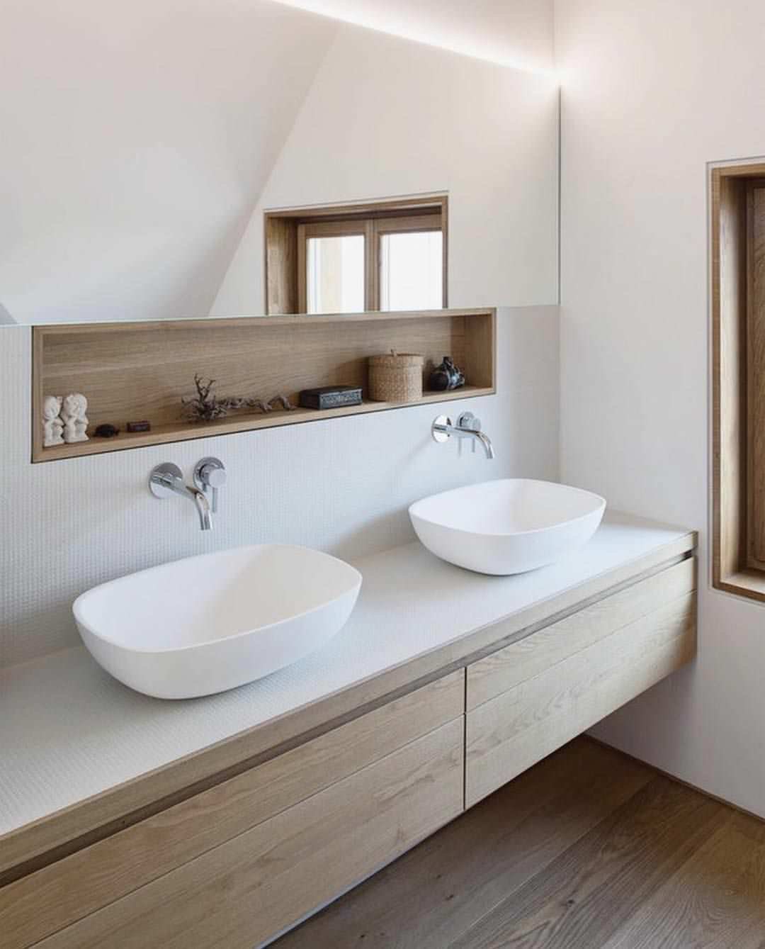 Immagine piccolo bagno moderno con doccia, pavimenti e rivestimenti in gres porcellanato di grandi dimensioni ed la parete doccia rivestita in mosaico con disegno particolare - supporto lavabo in muratura