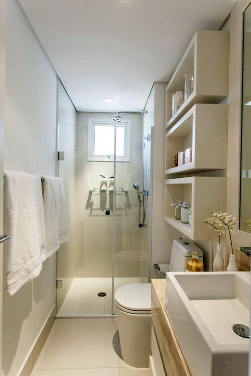 Immagine piccolo bagno con scansie a tutta altezza, box doccia in vetro, sanitari e lavabo stretti. Pavimento in gres porcellanato. Idee e prezzo ristrutturazione bagni piccoli.