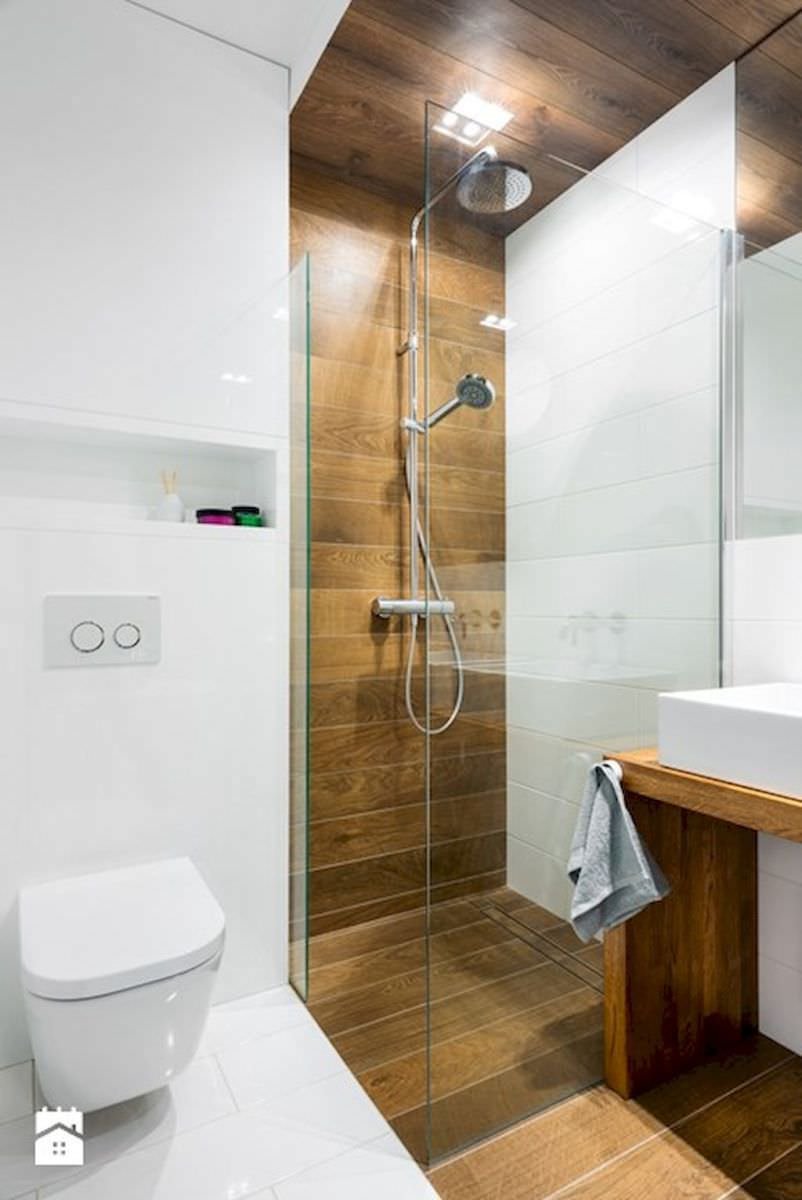 Stupendo bagno piccolo moderno con doppio pavimento e rivestimento in legno e piastrelle in ceramica bianca. Box doccia in vetro, wc sospeso e grande specchio. Progetto ristrutturare bagni piccoli: prezzi e idee