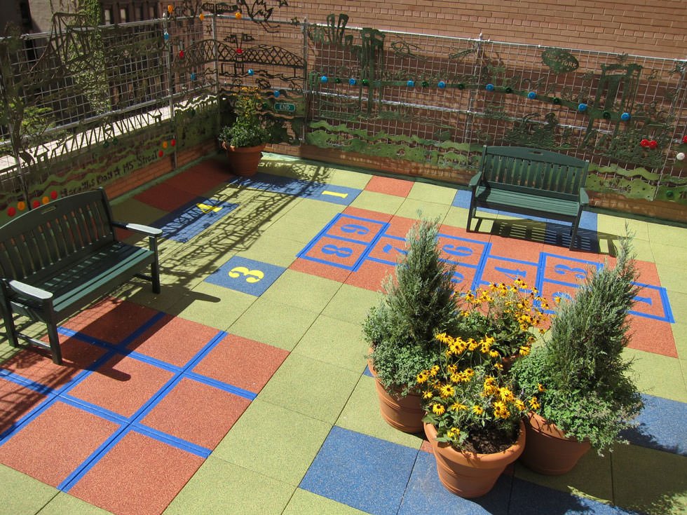 Terrazzo con pavimento granulato di gomma, molto colorato, perfetto per un area giochi per bambini - idea particolare per pavimentare terrazzi