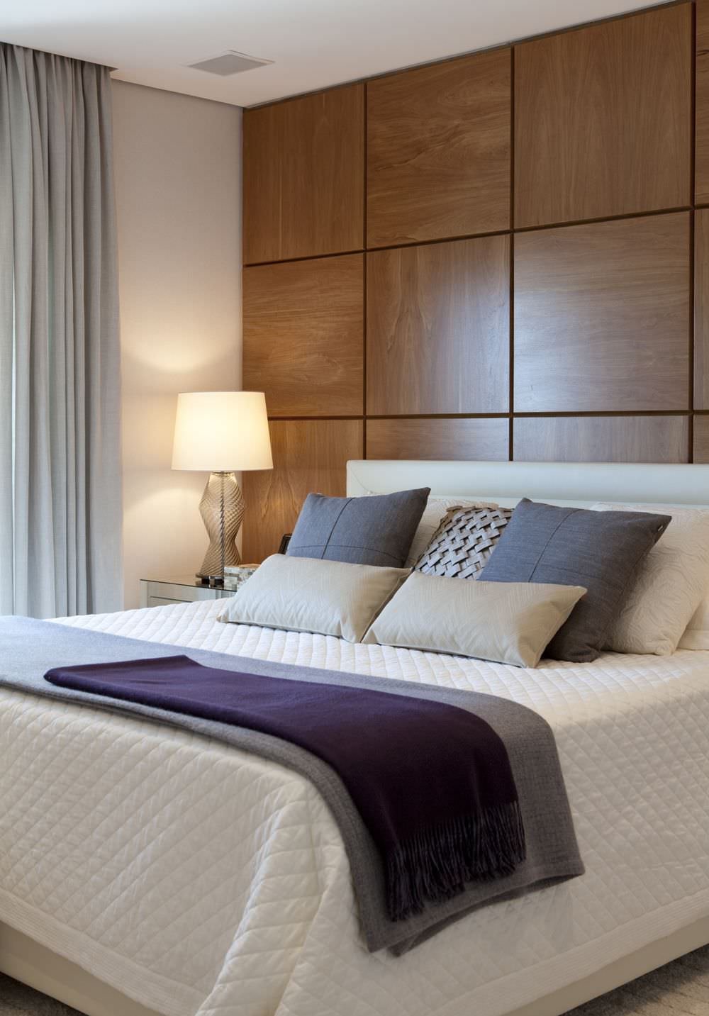 Camera da letto contemporanea moderna con la parete di testata in listoni di rovere. Stile elegante e raffinato.